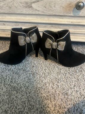 Eram Ankle Booties with Bow Detail in Black EU 38